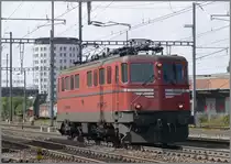 Ganz zum Alteisen wurden noch nicht alle Ae 6/6 verbannt. Wie 11419 verkehren noch etliche Maschinen im G�terzugsdienst, wenn auch ihrer Wappen und Schweizer Kreuze beraubt, was wie eine Verst�mmelung wirkt.
11419 f�hrt hier durch Pratteln. (16.09.2010)