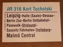 Aus teilweise nur zwei Wagen und einer 143er bestand der Zug,so wurde der komplette Zug in Stralsund an eine planm��ige RB von Stralsund bis Mukran mit angeh�ngt.(EK-Spezial 89  Die Eisenbahnen auf R�gen  R�ckseite und eigene Beobachtungen)