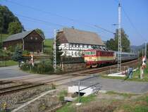 372 006 mit dem EC 173 Hamburg - Wien bei Rathen (S�chs. Schweiz), das ist ungew�hnlich, weil dieser Dienst eigentlich der BR 371 obliegt. 372er sind vorwiegend im G�terzugdienst anzutrefen - 12.10.2005

