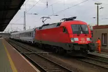 Gro�aufnahme des EC 341  Wawel  (L�neburg -> Krakow Glowny). Bis Cottbus hat 182 003-4 den Zug gebracht, ab jetzt �bernimmt eine polnische Lok den EC und f�hrt in �ber die Grenze nach Polen. 04.10.2010