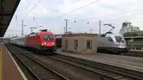 Zwei Taurus-�hnliche Fahrzeuge im Cottbuser Hbf. 182 003-4 (Links im Bild) hat den EC 341  Wawel  mit einer Versp�tung von 227 Minuten hier her geschafft und rechts sieht man den RE10, mit 182 004-2  Porsche , welcher sich gerade f�r die Fahrt nach Leipzig Hbf bereit macht. 04.10.2010