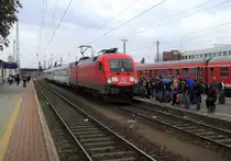 Nachdem der EC 341  Wawel  um 10:17 Uhr (planm��ig 9:01 Uhr) den Bahnhof Rathenow mit dem kapuuten Waggon (T�rst�rung) verlassen hat, muss er nach Berlin Rummelsburg gefahren sein, den kaputten Waggon abgekuppelt haben und dann �ber Frankfurt/Oder nach Cottbus gekommen sein. Hier sieht man den EC 341  Wawel  (L�neburg -> Krakow Glowny) jedenfalls bei der Einfahrt in den Bahnhof von Cottbus. Die Menschenmassen haben ihn bereits erwartet. 04.10.2010