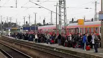Nachdem der EC 341  Wawel  am 04.10.2010 in Rathenow, wegen einer T�rst�rung, geendet war, mussten alle Fahrg�ste mit dem RE nach Cottbus kommen. Also sieht man hier alle Fahrg�ste, die in Richtung Polen wollen. Und das sind nicht gerade wenige... Cottbus Hbf am Gleis 5.