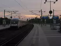 Die Einfahrt des IC 2131 nach Berlin Ostbahnhof wurde dann am 02.10. zusammen mit der Abendsonne auch noch abgewartet. Hier f�hrt der Zug p�nktlich ein.