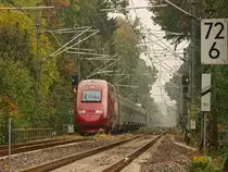 Der Thalys von Paris-Nord nach K�ln hat heute am 07.10.2010 fast 30 min. Versp�tung. Hier im langsam sich aufl�senden Nebel auf der S�drampe runter nach Aachen Hbf.