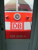Heute morgen �berraschte mich 120208 als Zuglok eines RE9 nach Siegen. Hier eine Aufnahme der Lok aus dem ersten Wagen.