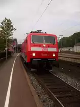 Hier steht 120208 als Zuglok eines RE9 nach Siegen in Au(Sieg). Die Lok steht in einer Kurve und wegen des �berh�hten Gleises steht sie leider etwas schief.