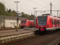 Hier ein buntes Fahrzeugtreffen in Au(Sieg). Als erstes steht ein ET423 als S12 nach D�ren auf Gleis zwei, dahinter leicht verdeckt ein VT648 als RB95 nach Dillenburg und zuletzt f�hrt mit einem Kesselwagenzug noch eine Lok der Baureihe 185 durch.
