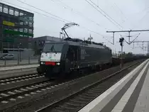 MRCE Dispolok 189 212-4 (ES 64 F4-212) zieht einen Flachwagen-G�terzug durch den Bielefelder Hauptbahnhof. Aufgenommen am 07.10.2010.


