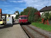 03.10.2010: VT 798 mit Beiwagen hat soeben als RB 3017 seinen Endpunkt H�ffenhardt erreicht. Nach kurzem Aufenthalt geht es wieder zur�ck nach Neckarbischofsheim Nord als RB 3018.