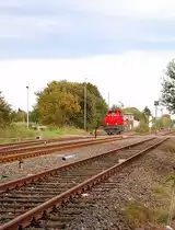 278 005-4 n�hert sich dem Feldwegbahn�bergang an der westlichen Ausfahrt des Bahnhof Rheindahlen. 6.10.2010