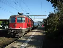 Re 4/4 II 11192 mit Ersatzkomposition als RE 1863 im Bahnhof M�nchenbuchsee, 03.10.2010.