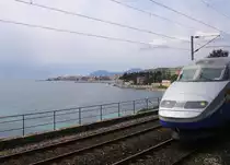 Ein TGV auf der Fahrt nach Nizza, am �stlichen Stadtrand von Cannes. Die Strecke verl�uft hier direkt am Mittelmeer entlang.
Eine seltene Aufnahme, obwohl es gar nicht danach aussieht:
fotografiert am 13.4.2010, w�hrend des landesweiten Eisenbahnerstreiks!