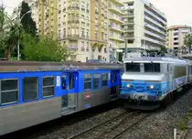 Schnellzug nach Nizza und Regionalverkehr am �stlichen Rand der Innenstadt von Cannes. Hier taucht die Strecke ab in einen Tunnel aus Betonelementen. Obendrauf verl�uft eine Schnellstra�e. Praktisch, aber an manchen Stellen auch ganz sch�n h�sslich! 31.3.2009