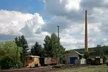Diverse abgestellte Schmalspurfahrzeuge der Fichtelbergbahn im Bahnhof Cranzahl, 31.7.010. (Von �ffentlich zug�nglichem Gel�nde (Parkplatz) aufgenommen.)