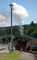 Variante 1: 99 794 beim Kohlefassen im Bahnhof Cranzahl, 31.7.010. (Vom �ffentlich zug�nglichen Bahnsteigende aus aufgenommen.)