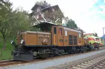 3.10.2010. Nun ist auch der L�schzug am vorl�ufigen Ziel Sumvitg im B�ndner Oberland angekommen. Das Krokodil mit einem Zisternenwagen voll Wasser. Was die Dampflokomotive mit Funken aus ihrem Kamin in Brand steckt, wird mit diesem Wasser (meist) wieder gel�scht.