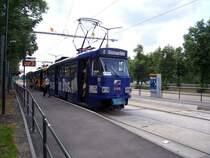 Die Leipziger Verkehrsbetriebe bauen in der Jahnallee einen Stra�enbahntunnel, damit dort die Stra�enbahn den Autoverkehr am Fu�ballstadion zur WM 2006 nicht behindert. F�r die gesamte Bauzeit gibt es dort parallel zur alten/ neuen Strecke eine 600m lange Interimsstrecke. Hier steht eine Linie 7 am  Waldplatz .