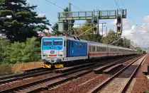 371 002 zieht am 30.09.10 den EC 175 vorbei am S-Bahnhof Dresden-Strehlen Richtung Bad Schandau.