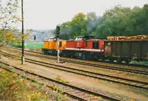 Einen vollen Zug mit beladenen EOS ziehen 298 088-6 und 204 862-7 im September 1998 aus dem Bhf.-Wiesenburg in Richtung Zwickau.