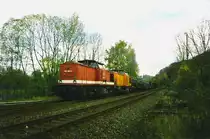 BR 204 862-7 & 298 088-6 fahren im September 1998 aus dem Bhf.-Wiesenburg, mit einer Ladung aus beladenen EOS mit Holz und div. Armeefahrzeugen, in Richtung Zwickau.