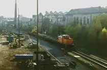 Im Oktober 1998 fanden im Bhf. Wilkau-Ha�lau umfangreiche Modernisierungarbeiten statt. Auf dem Gel�nde der ehemaligen Umladehalle von Normal- auf Schmalspurbahn, befindet sich die 346 325-1 mit einem Schotterzug. Die Industriegeb�ude im Hintergrund sind heute alle samt abgebrochen! Blick Richtung Schwarzenberg.