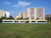 Kein sch�nes Foto, aber hier erkennt man gut die L�ngenausdehnung der offiziell zweit-l�ngsten Stra�enbahn der Welt. Der  Flexity-classic  ist mit 45,02 wenige Zentimeter l�nger als der ehemalige Rekordhalter aus Dresden.