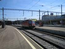 Nachdem der EC 96 in Z�rich abgefahren war, fuhr die Re 4/4'' 11135 bis ans Perronende nach und wartete dort auf die Ausfahrt ins Depot.