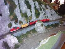2091 bef�hrt die Bahnstrecke die am Gebirgsrand klebt und wird gleich im Tunnel verschwinden. (2005)