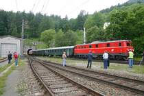 1010 003-0 mit dem  Erlebniszug Zauberberge  von M�rzzuschlag-Wiener Neustadt bei der Einfahrt am Semmering. (12.6.2005)