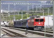 G�terzug mit drei Speisewagen und Ge 6/6 II 705  Pontresina  in Untervaz-Trimmis. (08.10.2010)