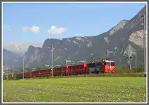 RE1240 mit Ge 4/4 II 615  Klosters  zwischen Trimmis und Haldenstein. (08.10.2010)