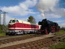 52 8154-8 rauchte an 119 199-8 vorbei. Aufgenommen zum V300 Treffen in Weimar am 09.10.10.