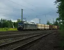 Umleiterverkehr kann manchmal ganz interessant sein. Nur gibt es f�r den Warsteiner-Zug wahrlich interessantere Loks zur Bespannung als 185 566-7. Aufgenommen am 28.08.2010 in Eschwege West.