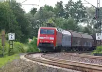 152 082-4 legt sich mit ihrem gem. Gz auf der Fahrt Richtung Norden kurz hinter Wehretal-Reichensachsen in die Kurve. Aufgenommen am 25.08.2010.