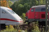 Im Vorfeld des Stuttgarter Hauptbahnhofes - 

Ein einfahrender ICE passiert auf ihren Einsatz wartende 218er Diesellokomotiven.

09.10.2010 (M)