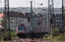 185 597-2 der Crossrail mit einem G�terzug Richtung K�ln bei der Durchfahrt in Aachen Hbf, 9.10.10