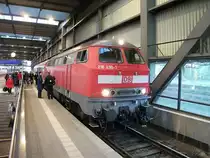 218 mit einem Wagen im Chemnitzer Hbf. 09.10.2010
