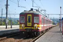 Triebwagen der Baureihe 62-63 h�lt im Bhf Angleur (L-Zug Jemelle-Herstal) (09.10.10)