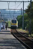 IR-Zug Luxembourg-L�ttich-Liers h�lt im Bhf Angleur (Elektrolok Nr 3002 der CFL, Wagen der SNCB) (09.10.10)