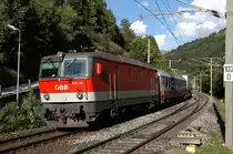 ÖBB 1044 112 zieht eine RoLa bei  St. Jodok in Richtung Innsbruck, 03.09.101