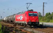 185 585 der HGK zieht am 10.08.10 einen Kesselwagenzug aus Richtung Weimar kommend durch Gro�korbetha.