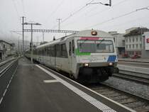 IR VAE 2412 bei Einfahrt in Wattwil. Wegen des Streckenunterbruchs infolge einer Entgleisung zwischen Schmerikon und Rapperswil, und des erh�hten Verkehrsaufkommens der OLMA in St. Gallen, wurden die VAE zwischen Romanshorn und Schmerikon mit einem zus�tzlichen B verst�rkt (im Bild der zweite Wagen). Normalerweise werden w�hrend der OLMA div. Z�ge mit bis zu vier Wagen (A + 3B) verst�rkt. Dies ist jedoch wegen dem Streckenunterbruch nicht m�glich. Am Nachmittag wurden alle zus�tzlichen B wieder ausgereiht, 09.10.2010.