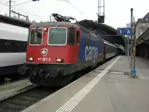 Re 421 381 als EC 194 mit drei Bpm 51 Verst�rkungswagen im Bahnhof St. Gallen, 09.10.2010.