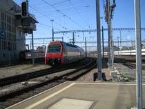 Die Re 450 030-2 ''R�mlang'', mit der Versuchszugzielanzeige fuhr am 9.10.05 als S8 nach Effretikon in Z�rich HB ein.