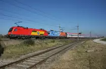 Mit dem OEC564  Universit�t Salzburg  waren heute die GySEV 1116 058 und die �BB Feuerwehr-Lok 1116 250 unterwegs. Aufgenommen am 10.10.10 bei H�rsching.
Sollte die Neutrassierung der Westbahn im Bereich des Flughafen H�rsching wie geplant durchgef�hrt werden, ist dies ungef�hr die Stelle, wo die neue Trasse wieder in die alte einm�nden wird. 