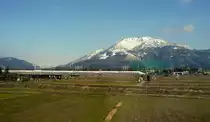 Tôkaidô-Shinkansen zwischen Kyoto und Nagoya: Ein Zug der Serie 700 vor dem Berg Ibuki; Aufnahme aus einem Zug der Tôkaidô-Stammstrecke. Bei Ômi Nagaoka, 18.Februar 2010. 