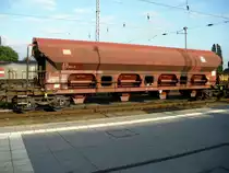 Gedeckter Sch�ttgutwagen der Bauart Tads (35 80 8019 303-1) im Bf Oranienburg am 01.10.2010.