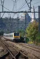 IC-Zug Oostende-Eupen n�hert sich dem Bahnhof Angleur mit Steuerwagen am Kopf. Im Hintergrund steht die Gedenkst�tte der Alliierten von Cointe. 9. Oktober 2010.