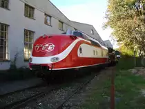 Ein  TEE -VT 11.5-Triebkopf vor einem  B�geleisen  der CFL im Bahnpark Augsburg, 03.10.10.
